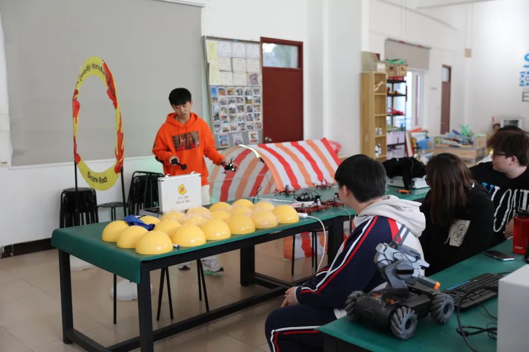 走进英华STEAM课堂丨气弓箭打靶